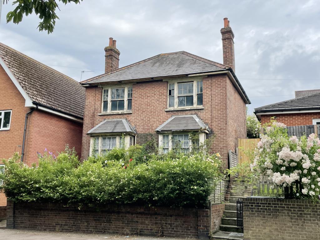 Lot: 96 - DETACHED HOUSE REQUIRING COMPLETE REFURBISHMENT -